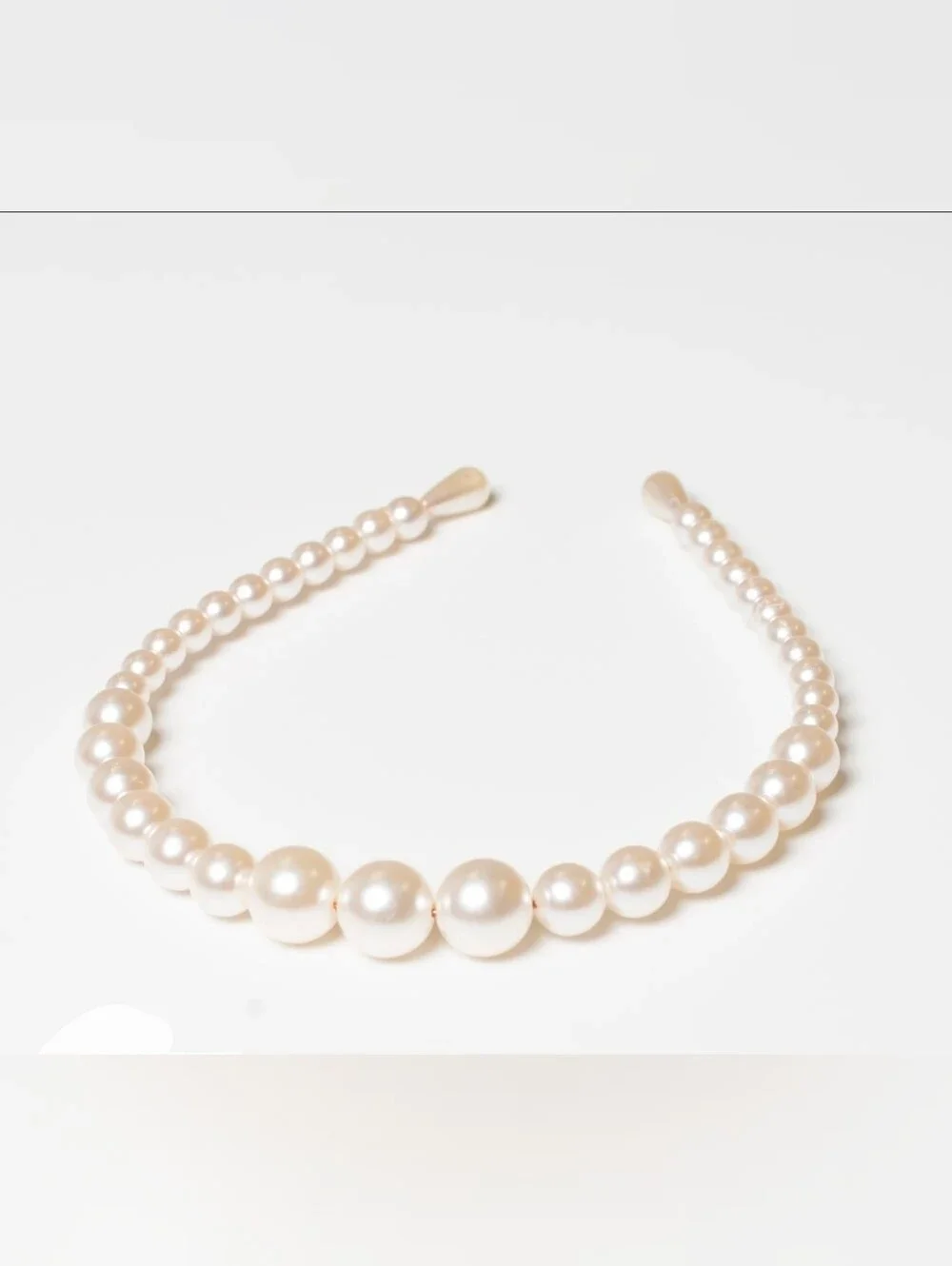 White Faux Pearl Headband With Graduated Design With Larger Pearls In Center